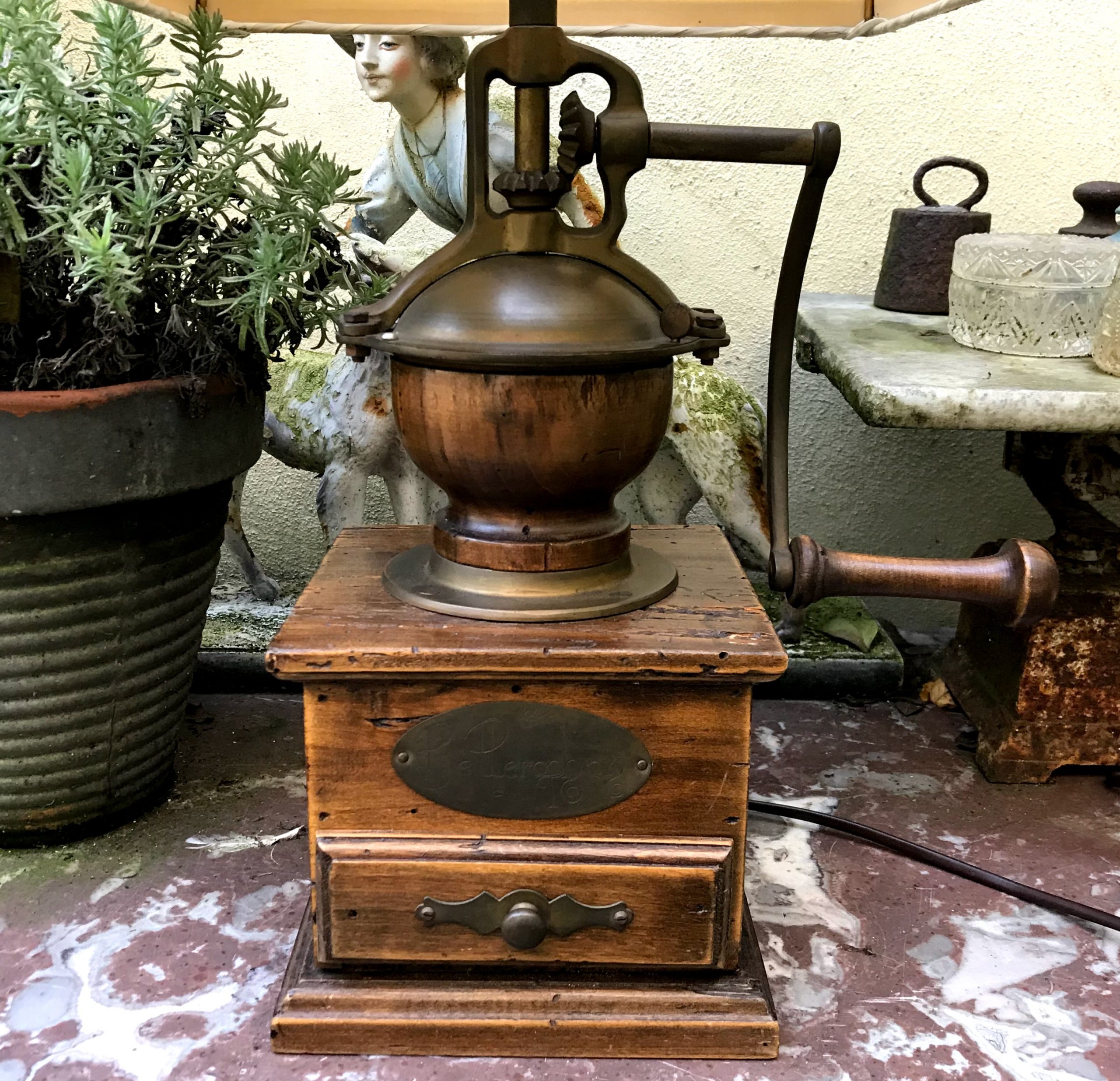 Eervol Beschrijvend Mexico Originele handgemaakte Oude koffiemolen lamp | Antiek en Curiosa