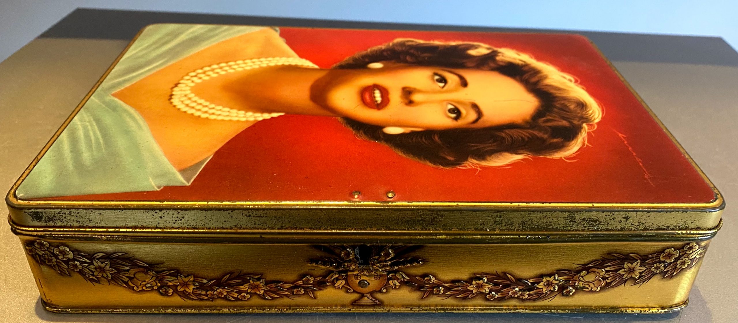 steno Kast pad Goudkleurige blikken doos met afbeelding van Koningin Fabiola met  sleuteltje | Antiek en Curiosa