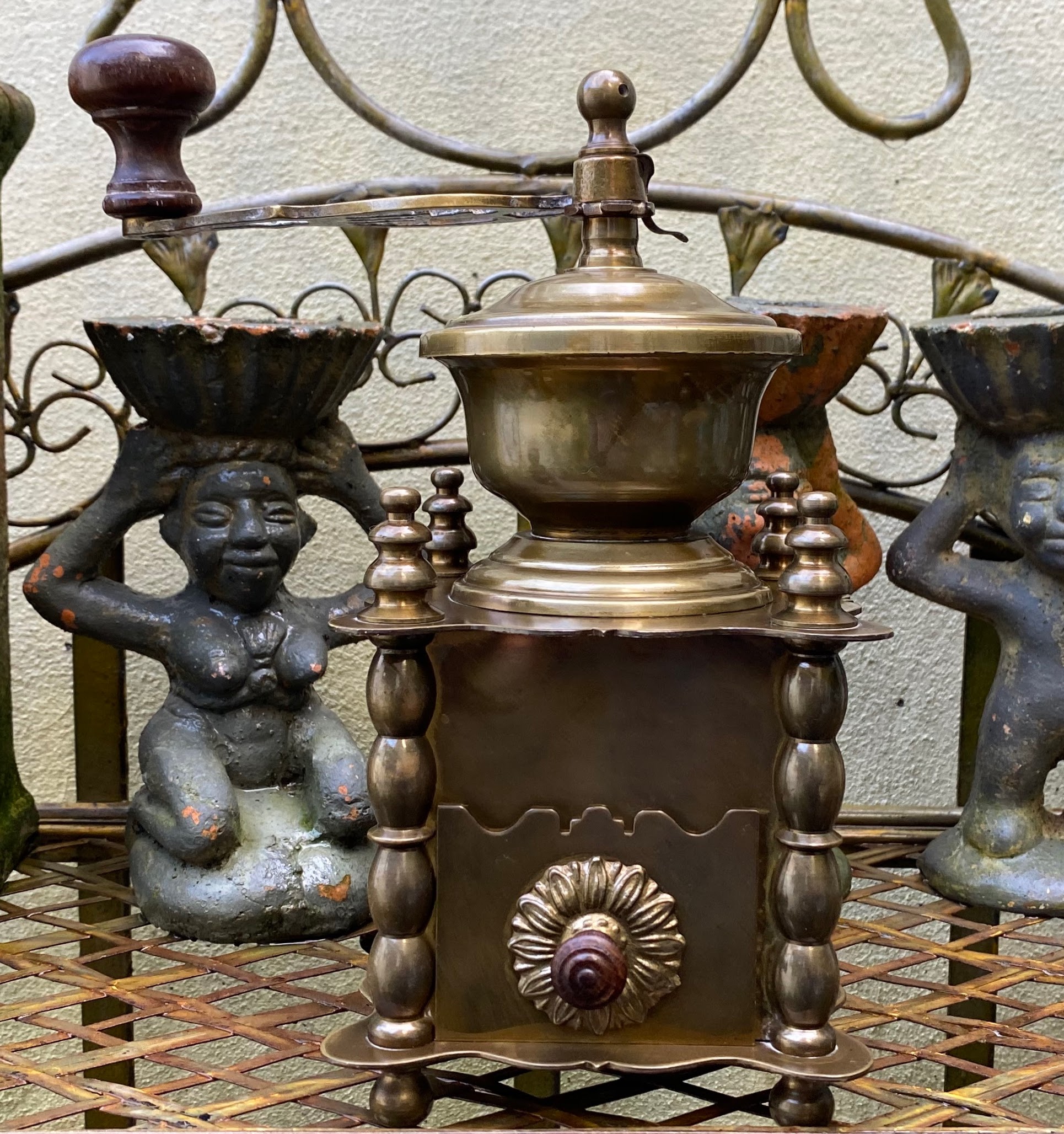 spreken melk Inschrijven Decoratieve koperen koffiemolen Frankrijk | Antiek en Curiosa
