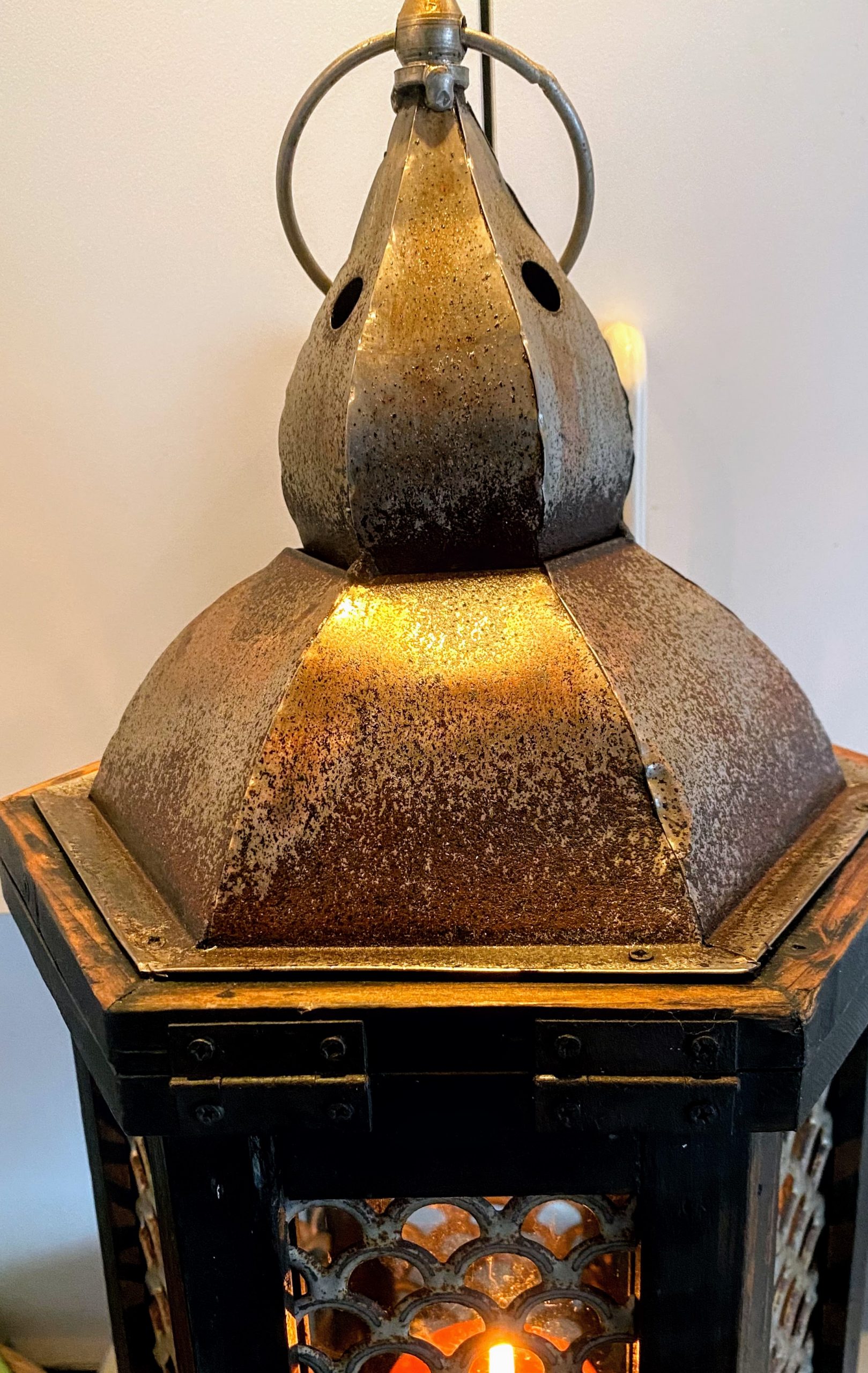 Brocante doorleefde windlicht lantaarn zeshoekig uit hout metaal glas | Antiek Curiosa