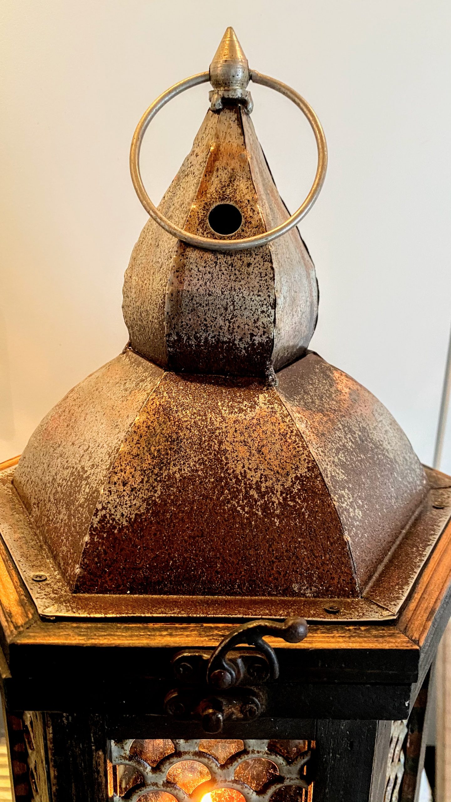 Brocante doorleefde windlicht lantaarn zeshoekig uit hout metaal glas | Antiek Curiosa
