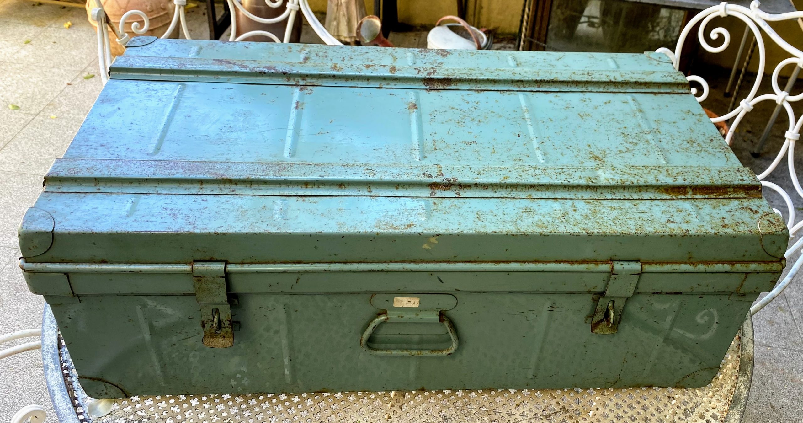 Ziek persoon wat betreft herhaling Vintage industriële metalen koffer turquoise blauw | Antiek en Curiosa