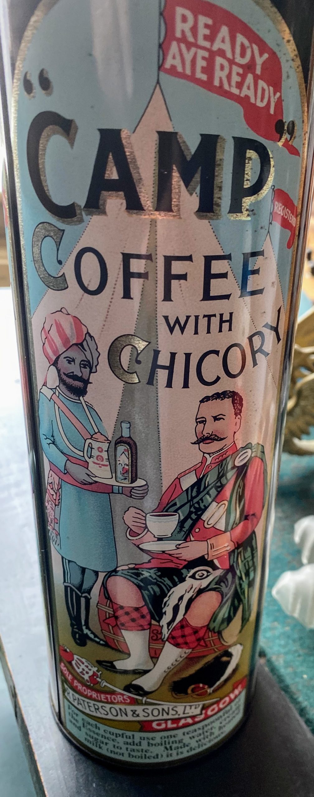 https://www.pertuttigusti.be/wp-content/uploads/2021/07/Controversieel-Vintage-Camp-Coffee-with-Chicory-blik-R-Paterson-and-Sons-Ltd-Glasgow-3-scaled.jpg